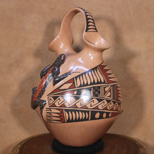 Load image into Gallery viewer, Señor Manuel Mora - Calm Lizards Wedding Vase - Mata Ortiz Pottery
