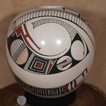 Load image into Gallery viewer, Nena Lo Juan - Ancestral Patterns - Mata Ortiz Pottery
