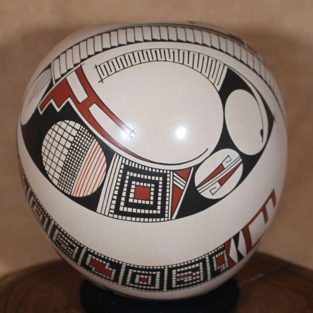 Nena Lo Juan - Ancestral Patterns - Mata Ortiz Pottery