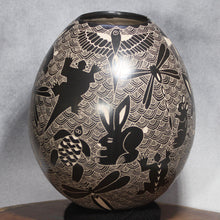 Load image into Gallery viewer, Mata Ortiz Pottery - Artists Alex Ortega and Vivi Silveira - Multitude Wildlife
