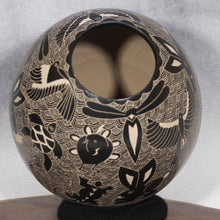 Load image into Gallery viewer, Mata Ortiz Pottery - Artists Alex Ortega and Vivi Silveira - Multitude Wildlife
