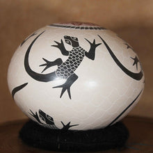 Load image into Gallery viewer, Señor Oscar Ramirez - Seven Lizards - Mata Ortiz Pottery
