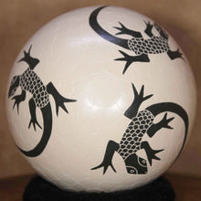 Load image into Gallery viewer, Señor Oscar Ramirez - Seven Lizards - Mata Ortiz Pottery
