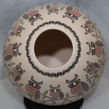 Load image into Gallery viewer, Top view of Oscar Ramirez Mata Ortiz pottery
