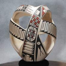 Load image into Gallery viewer, Mata Ortiz Pottery - Señor Che Pedregon - Open Concept Design
