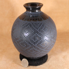 Load image into Gallery viewer, Señor J. Armando Mora - Round Glossy Pottery - Mata Ortiz Pottery
