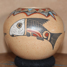 Load image into Gallery viewer, Señor Roberto Bañuelos - Esteemed Senor Artist - Mata Ortiz Pottery
