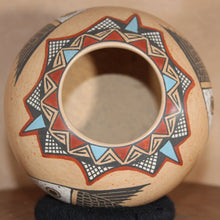 Load image into Gallery viewer, Señor Roberto Bañuelos - Esteemed Senor Artist - Mata Ortiz Pottery
