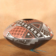 Load image into Gallery viewer, Señora Rocio Silveira - Low Profile Artistry - Mata Ortiz Pottery
