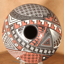 Load image into Gallery viewer, Señora Rocio Silveira - Low Profile Artistry - Mata Ortiz Pottery
