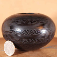 Load image into Gallery viewer, Señor Ruben Rodriguez - Small Mirror Black Pot - Mata Ortiz Pottery
