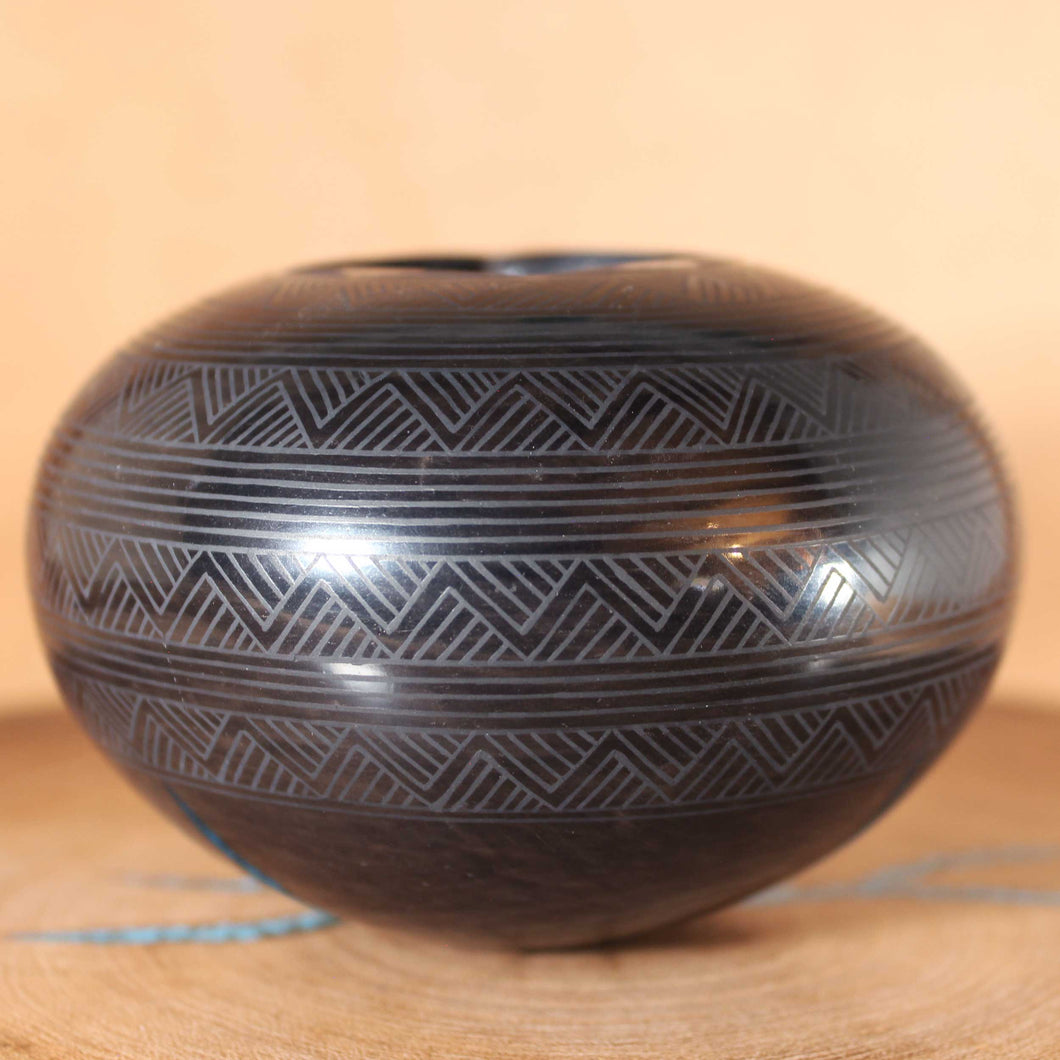 Señor Ruben Rodriguez - Small Mirror Black Pot - Mata Ortiz Pottery