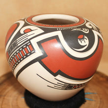 Load image into Gallery viewer, Señor Tavo Silveira - Bold Sharp Olla - Mexican Pottery Mata Ortiz

