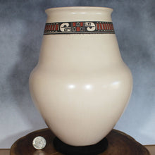 Load image into Gallery viewer, Mata Ortiz Pottery - Señor Tavo Silveira - Chihuahua Cream Glaze
