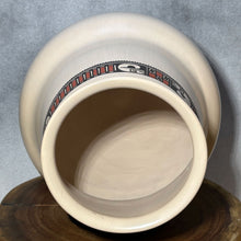 Load image into Gallery viewer, Mata Ortiz Pottery - Señor Tavo Silveira - Chihuahua Cream Glaze
