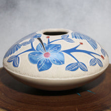 Load image into Gallery viewer, Mata Ortiz Pottery - Married Team of Artists - Vibrant Blue Hummingbirds
