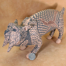 Load image into Gallery viewer, Señor Tomas Quintana - Crouching Bobcat Sculpture - Mata Ortiz Pottery
