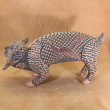 Load image into Gallery viewer, Señor Tomas Quintana - Crouching Bobcat Sculpture - Mata Ortiz Pottery
