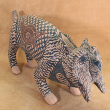 Load image into Gallery viewer, Señor Tomas Quintana - Crouching Bobcat Sculpture - Mata Ortiz Pottery
