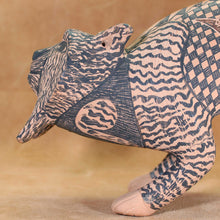 Load image into Gallery viewer, Señor Tomas Quintana - Crouching Bobcat Sculpture - Mata Ortiz Pottery
