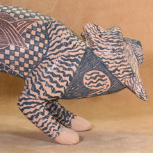 Load image into Gallery viewer, Señor Tomas Quintana - Crouching Bobcat Sculpture - Mata Ortiz Pottery
