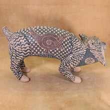 Load image into Gallery viewer, Señor Tomas Quintana - Crouching Bobcat Sculpture - Mata Ortiz Pottery
