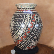 Load image into Gallery viewer, Tortoise Motiff - Spray Pattern Glaze - Mata Ortiz Pottery
