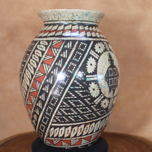 Load image into Gallery viewer, Tortoise Motiff - Spray Pattern Glaze - Mata Ortiz Pottery
