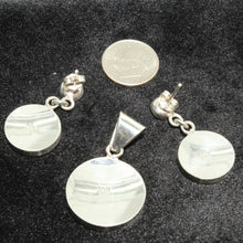 Load image into Gallery viewer, Pendant &amp; Earrings Earth Mother - Mother of Pearl - Urin Huanca
