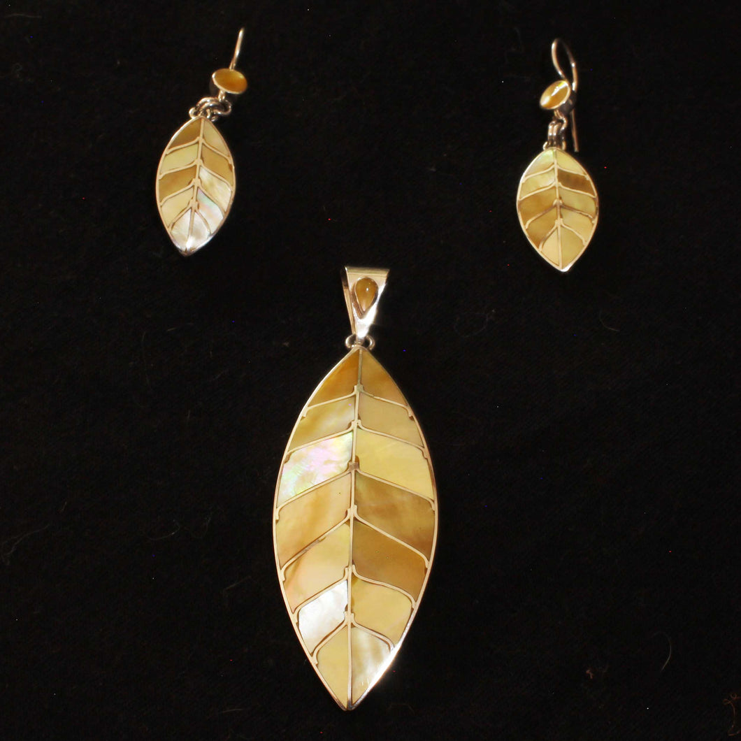 Set of Peruvian Earrings & Pendant - Nacre Sacred Cocoa Leaf - Urin Huanca