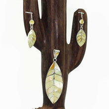 Load image into Gallery viewer, Set of Peruvian Earrings &amp; Pendant - Nacre Sacred Cocoa Leaf - Urin Huanca
