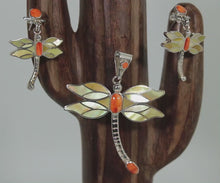 Load and play video in Gallery viewer, Dragonfly Pendant &amp; Earrings - Spiny Oyster &amp; Golden Nacre Shell - Urin Huanca

