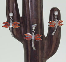 Load and play video in Gallery viewer, Earrings &amp; Pendant Dragonfly Set - Spiny Oyster Shell - Urin Huanca
