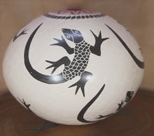 Load and play video in Gallery viewer, Señor Oscar Ramirez - Seven Lizards - Mata Ortiz Pottery
