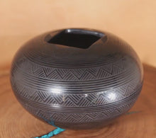 Load and play video in Gallery viewer, Señor Ruben Rodriguez - Small Mirror Black Pot - Mata Ortiz Pottery
