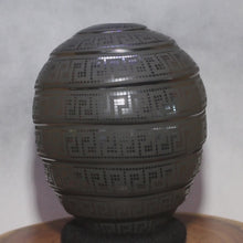 Load and play video in Gallery viewer, Señor Eli Ortiz - Beehive Pottery - Mata Ortiz Original
