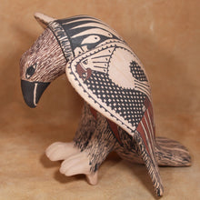 Load image into Gallery viewer, Mata Ortiz Vulture - Mata Ortiz Wildlife Figure - Señor Tomas Quintana
