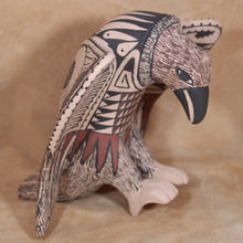 Load image into Gallery viewer, Mata Ortiz Vulture - Mata Ortiz Wildlife Figure - Señor Tomas Quintana
