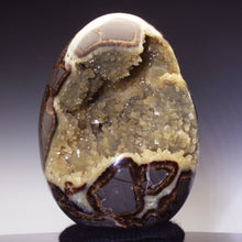 Load image into Gallery viewer, Geode Septarian crystal 
